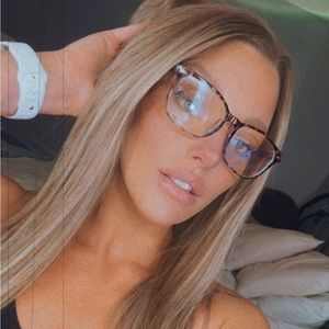 Meet your Posher, Lora